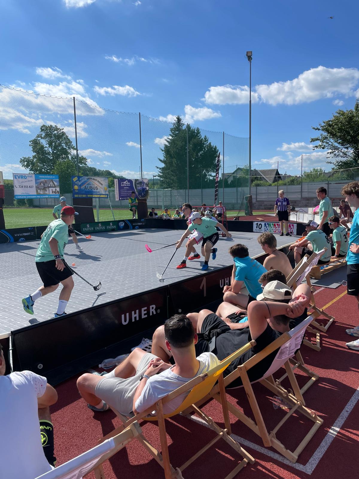 Hráči florbalu na hřišti